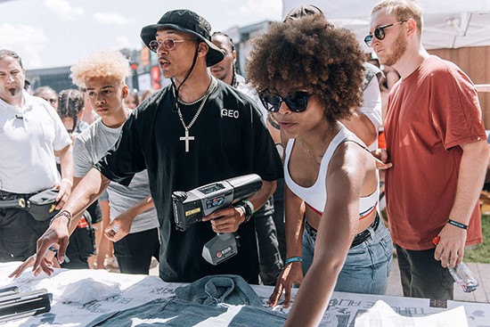 EBS手持噴碼機(jī) 藝術(shù)創(chuàng)作場(chǎng)景應(yīng)用 圖1